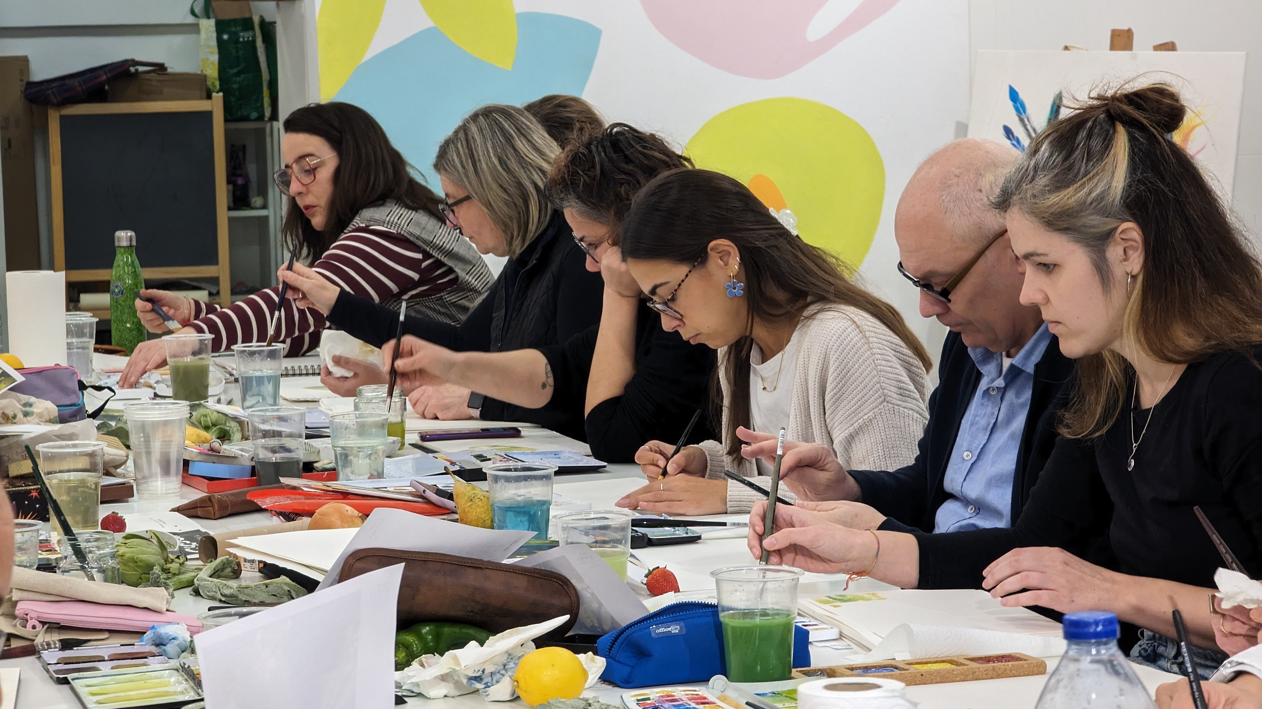 Adultos en un taller de acuarela