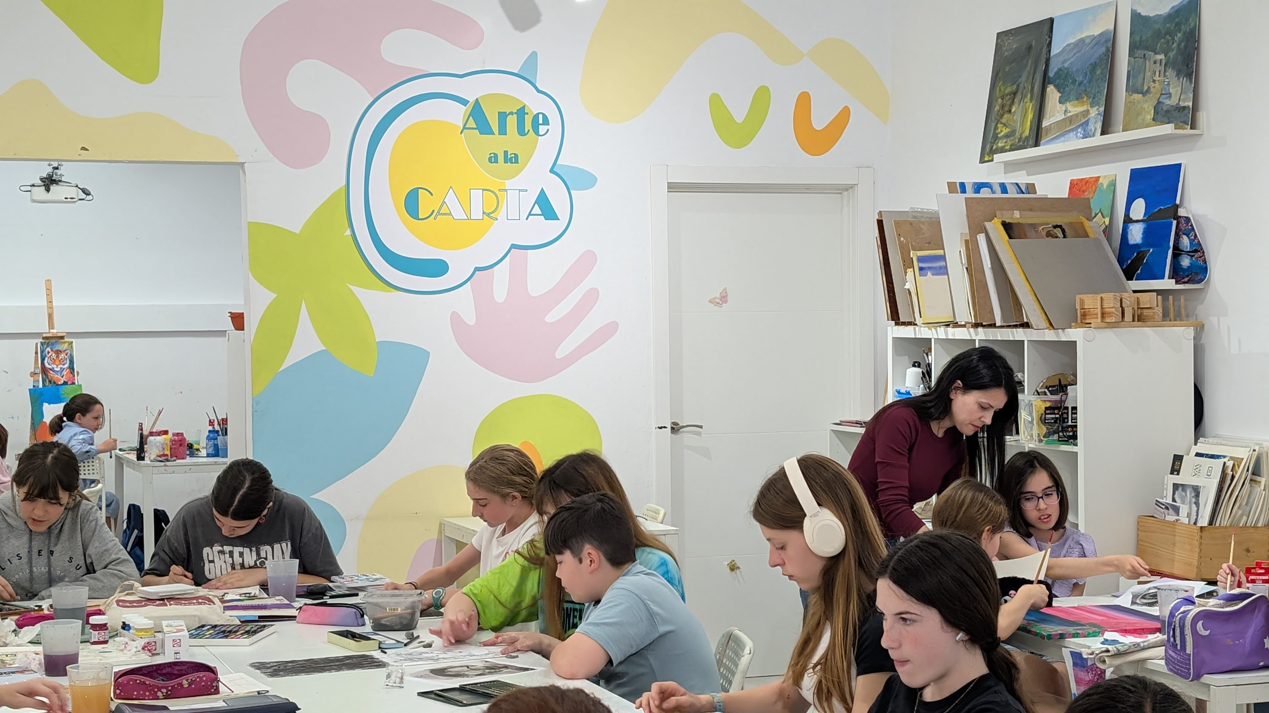 clase con niños pintando